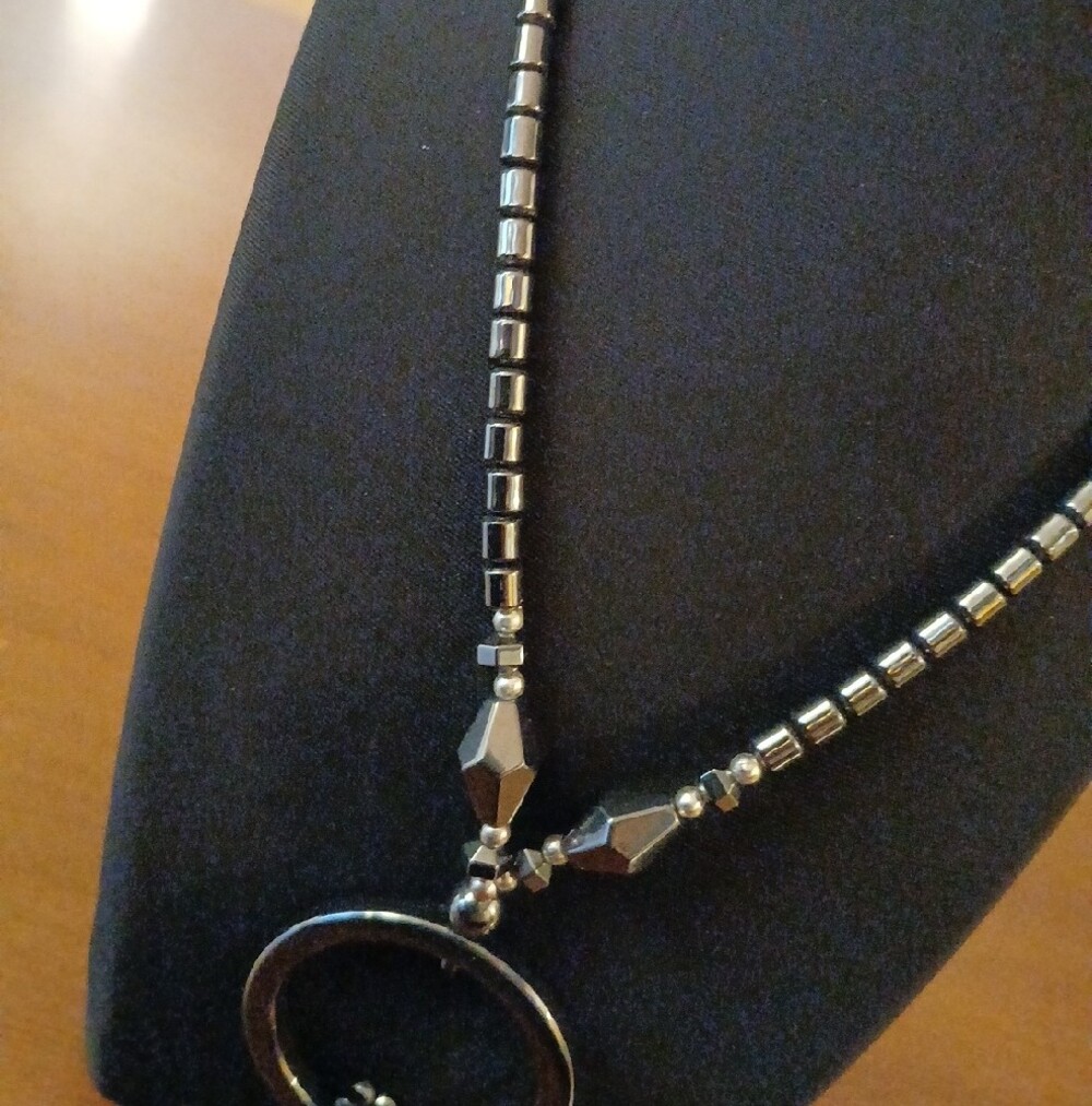 Hematite Beaded Circle Ring Pendant Necklace -16" Chain - Picture 5 of 7